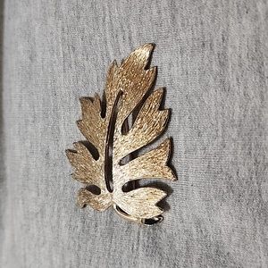 Vintage Signed Emmons Gold Tone Leaf Brooch